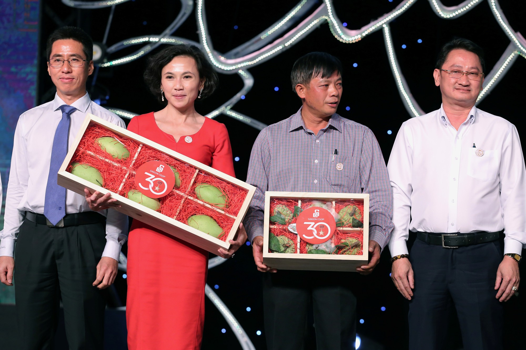 Cả trăm người tranh nhau mua cặp bưởi da xanh gi&aacute; 120 triệu đồng - Ảnh 3.