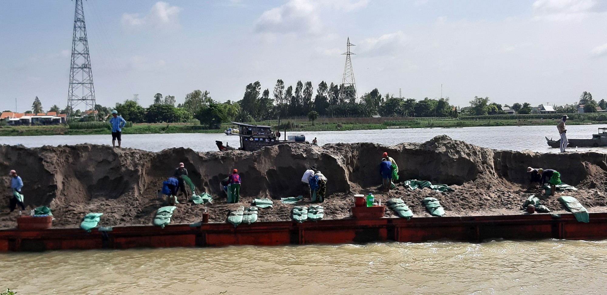Khẩn cấp cứu Quốc lộ 91 - Ảnh 1.
