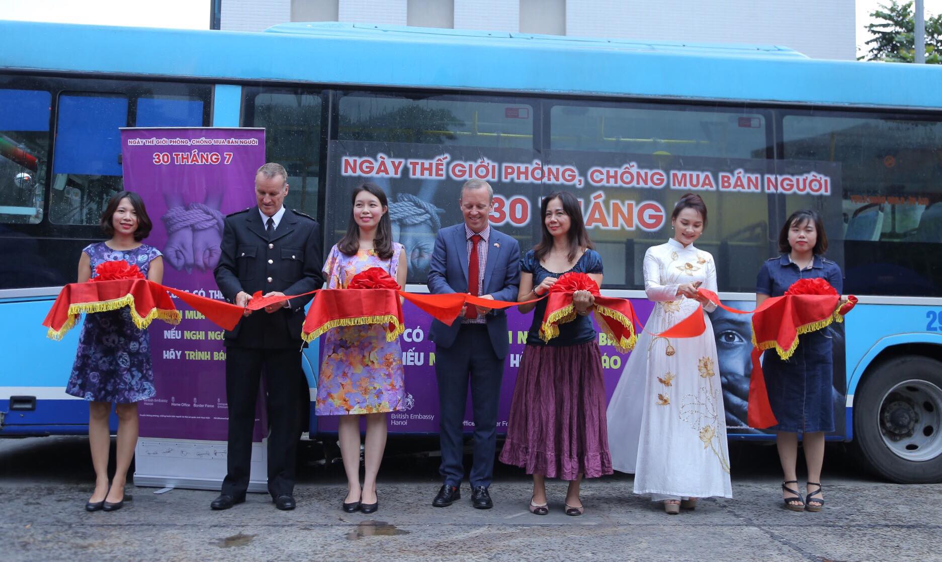 Đại sứ Anh và Bảo Thanh của Về nhà đi con cùng họp báo trên xe buýt - Ảnh 2.