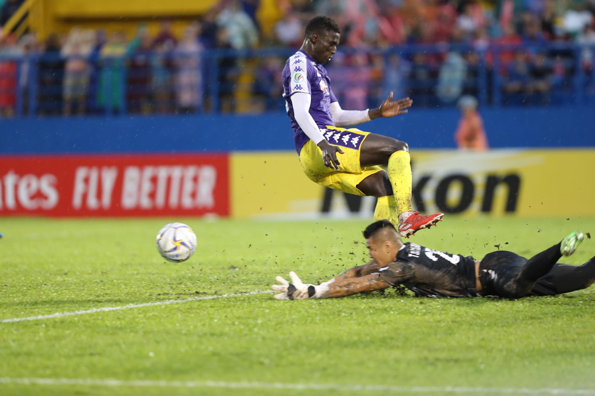 Chung kết lượt đi AFC Cup 2019: Văn Quyết tỏa s&aacute;ng, H&agrave; Nội FC rộng cửa v&ocirc; địch - Ảnh 1.