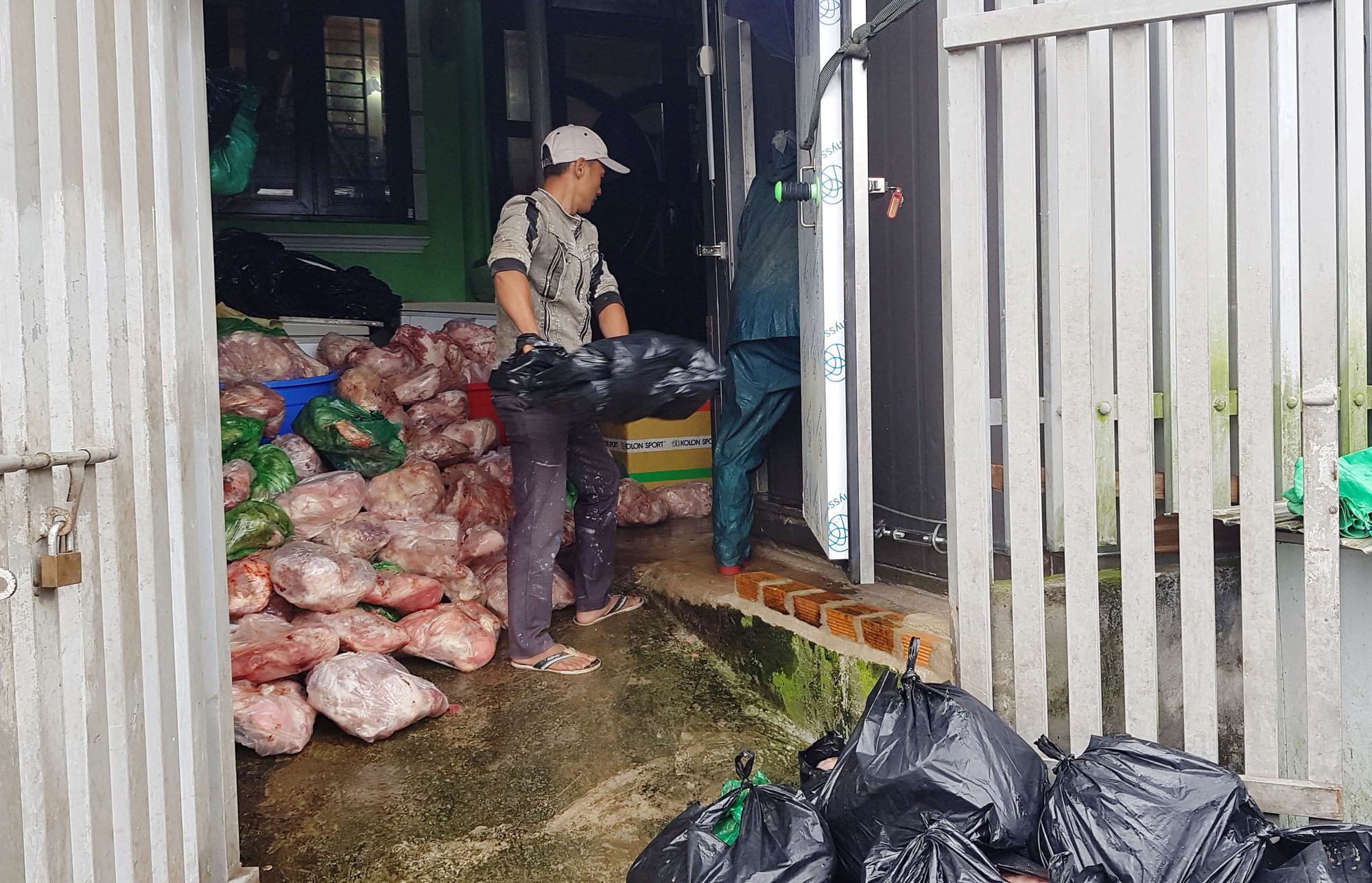 Thất kinh ph&aacute;t hiện khối lượng lớn thịt heo thối tại cơ sở kinh doanh Đ&agrave; Lạt - Ảnh 5.