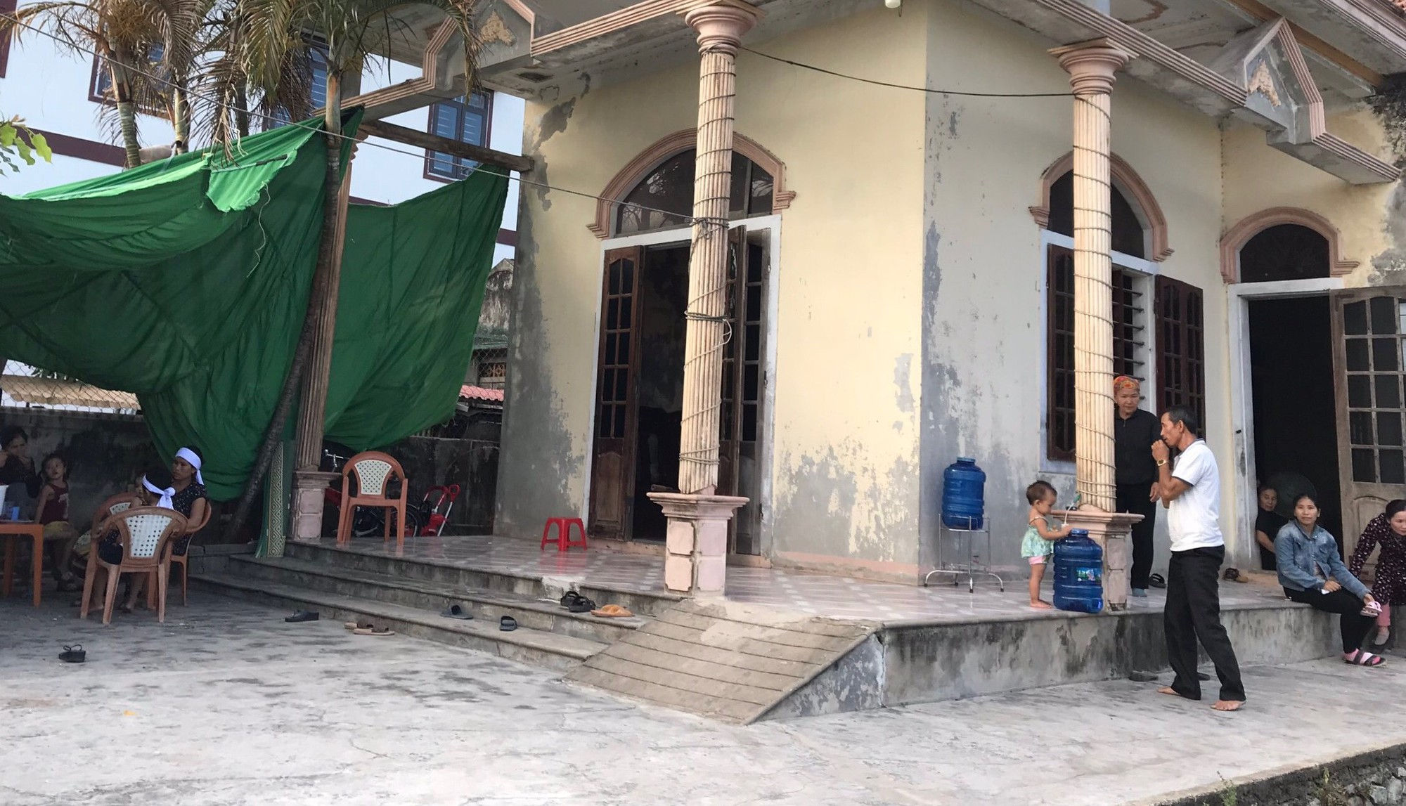 5 ngư d&acirc;n Quảng B&igrave;nh mất t&iacute;ch khi tr&uacute; b&atilde;o: Gia đ&igrave;nh tuyệt vọng lập b&agrave;n thờ - Ảnh 1.