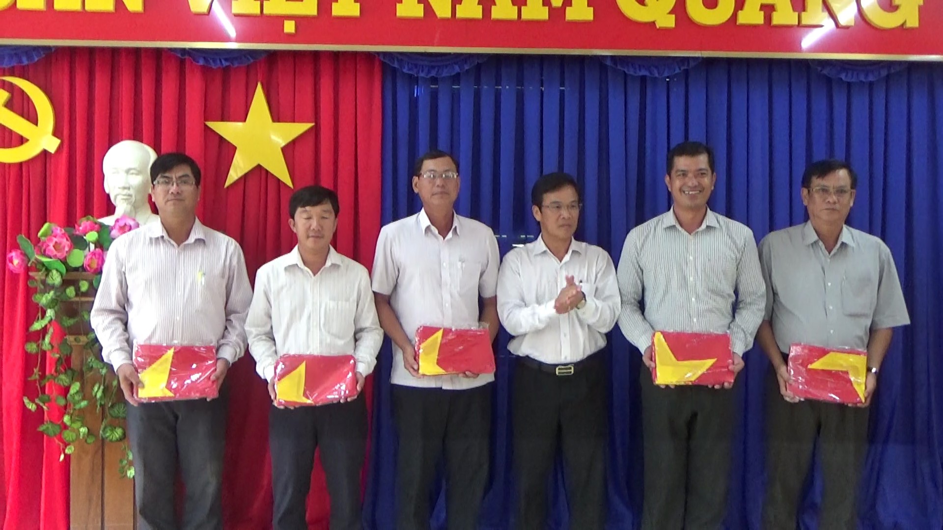 Trao cờ Tổ quốc cho ngư dân Bà Rịa - Vũng Tàu và Khánh Hòa