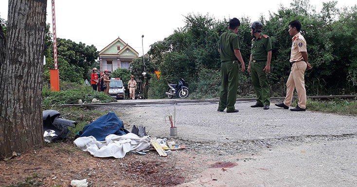 Băng qua đường ngang có gác chắn, người phụ nữ bị tàu cán tử vong