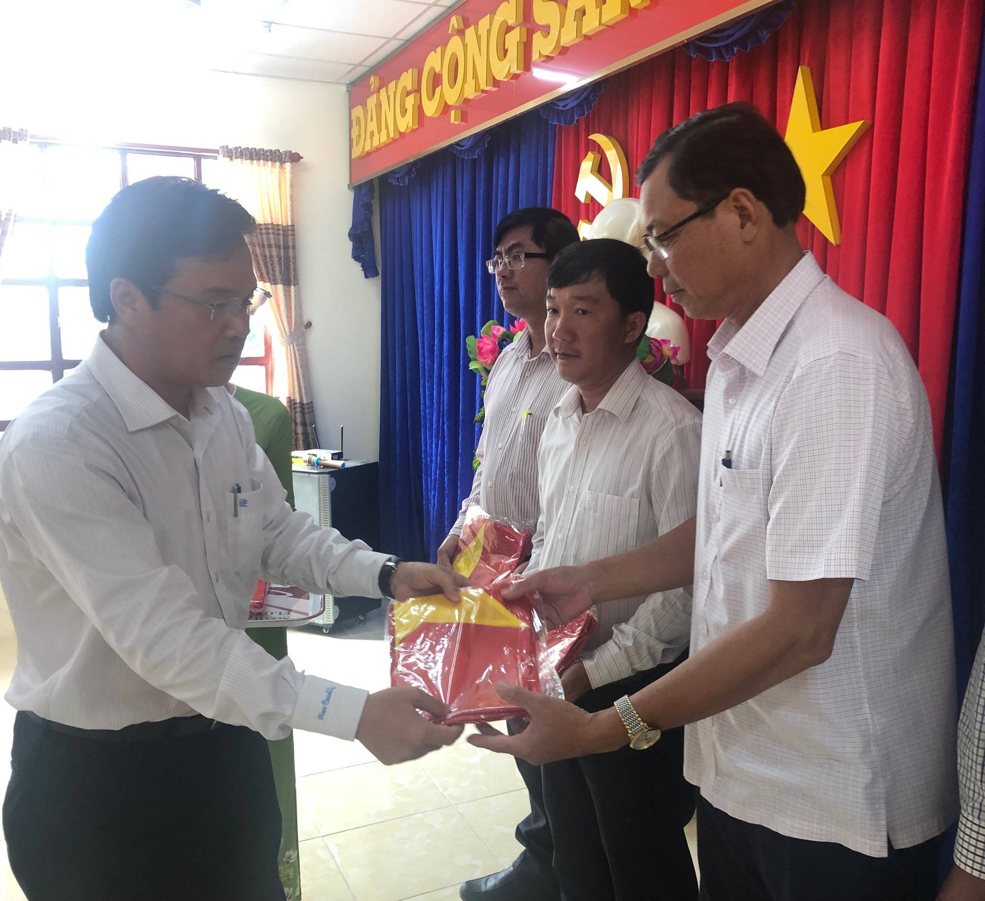 Bàn giao 5.000 lá cờ Tổ quốc cho ngư dân Bạc Liêu