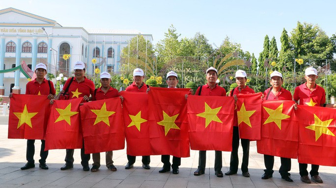 Bàn giao 5.000 lá cờ Tổ quốc cho ngư dân Bạc Liêu - Ảnh 4.