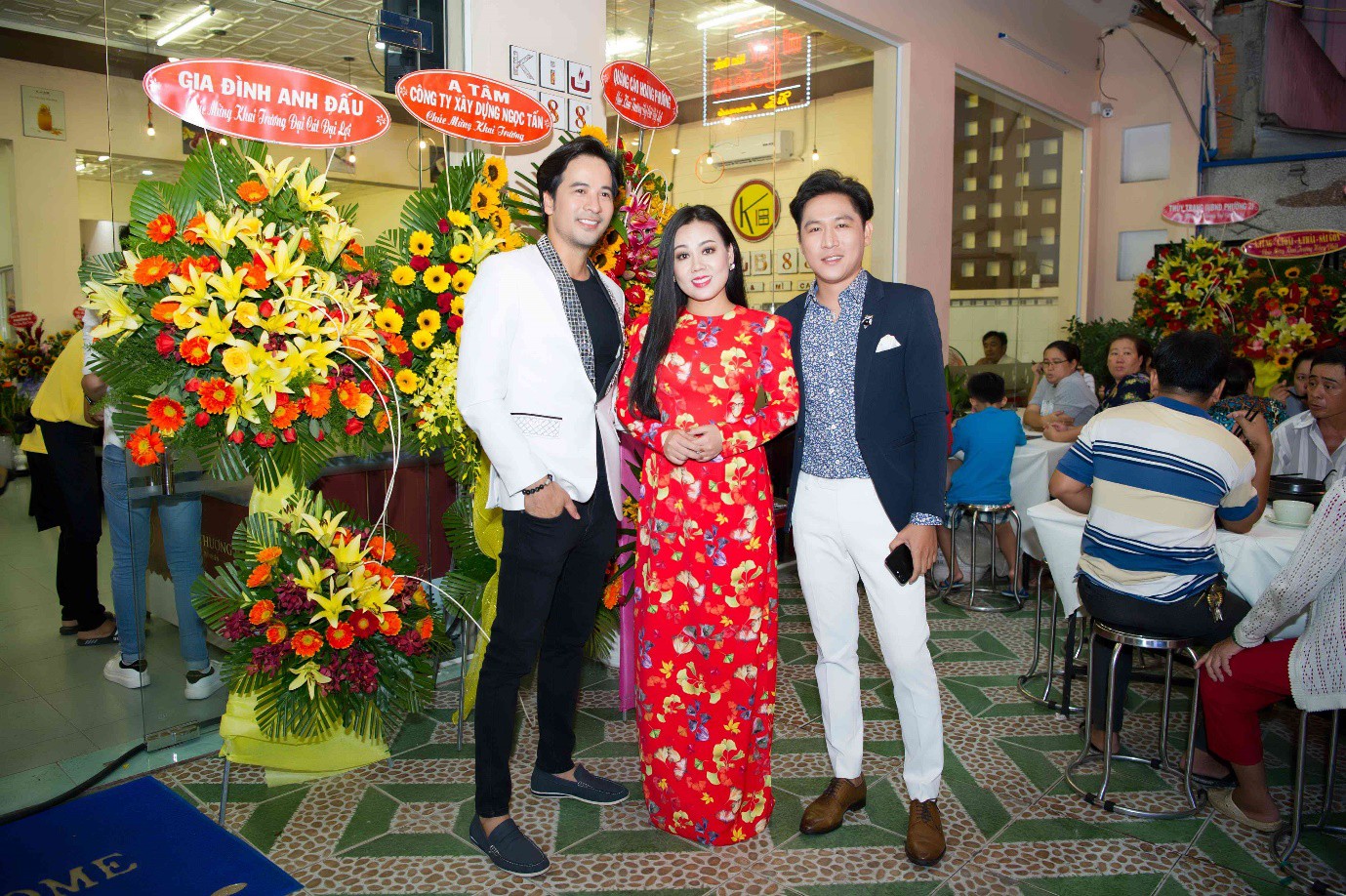 Diễn viên Đoàn Minh Tài khai trương nhà hàng Kiu B 88 chi nhánh 3. - Ảnh 2.