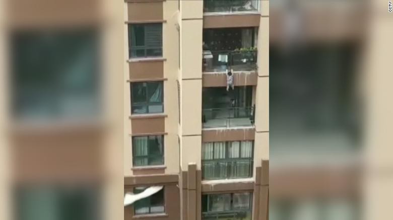 Rơi từ tầng 6 tòa nhà, bé trai 3 tuổi may mắn được cứu sống