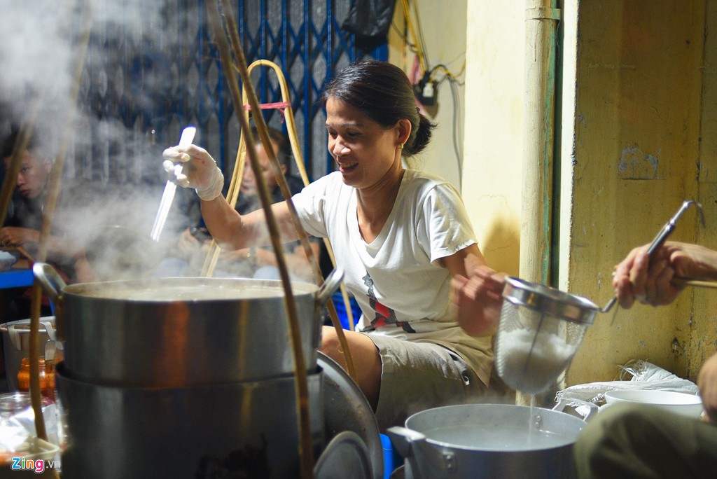Gánh phở bò sốt vang 30 năm chỉ bán từ 3 giờ sáng