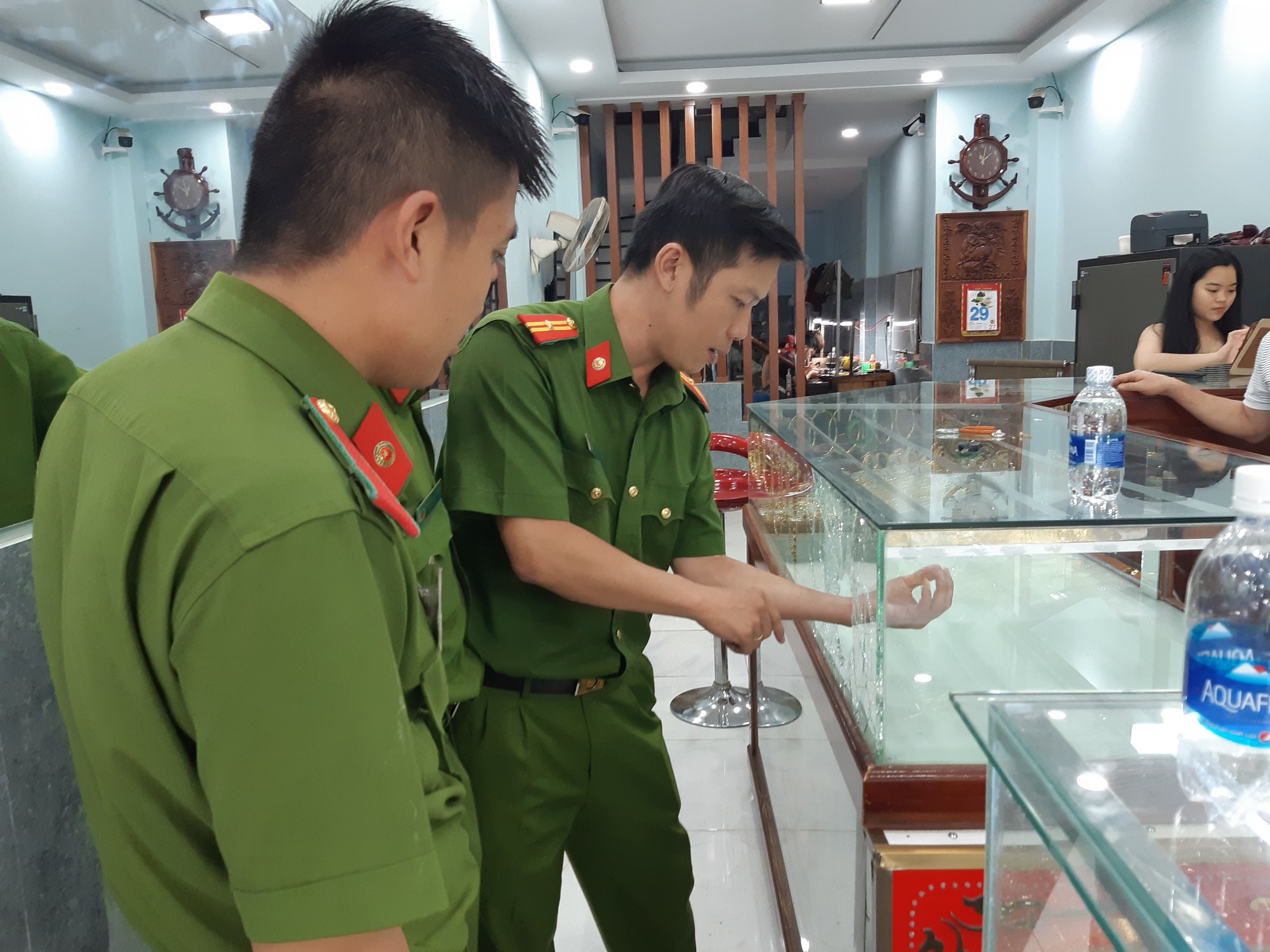 Tạm giam 3 tháng đối tượng đập tủ kính, trộm tiệm vàng - Ảnh 2.