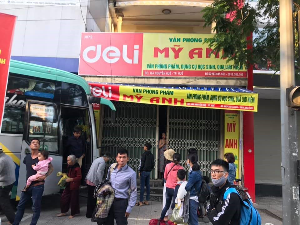 Xe kh&aacute;ch l&aacute;ch xe m&aacute;y, t&ocirc;ng v&agrave;o nh&agrave; d&acirc;n - Ảnh 1.