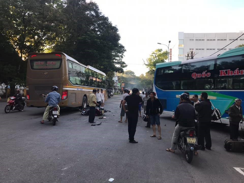 Xe kh&aacute;ch l&aacute;ch xe m&aacute;y, t&ocirc;ng v&agrave;o nh&agrave; d&acirc;n - Ảnh 2.