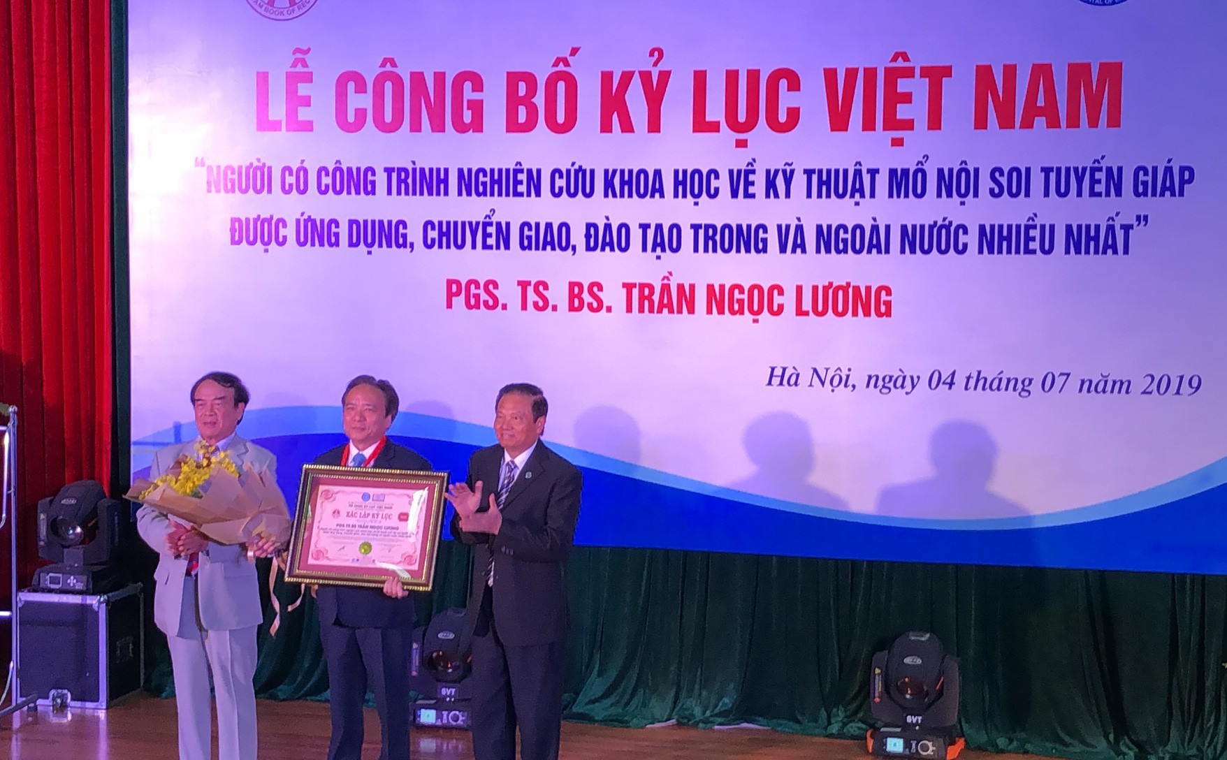 B&aacute;c sĩ Việt c&oacute; nhiều học vi&ecirc;n nước ngo&agrave;i nhất nhận chứng nhận kỷ lục Việt Nam - Ảnh 4.