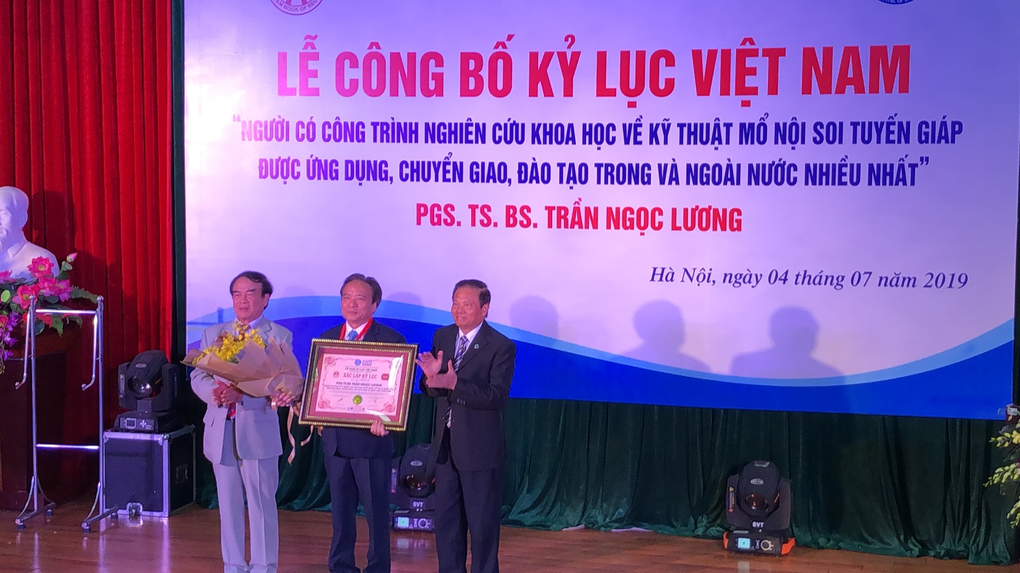 B&aacute;c sĩ Việt c&oacute; nhiều học vi&ecirc;n nước ngo&agrave;i nhất nhận chứng nhận kỷ lục Việt Nam - Ảnh 2.