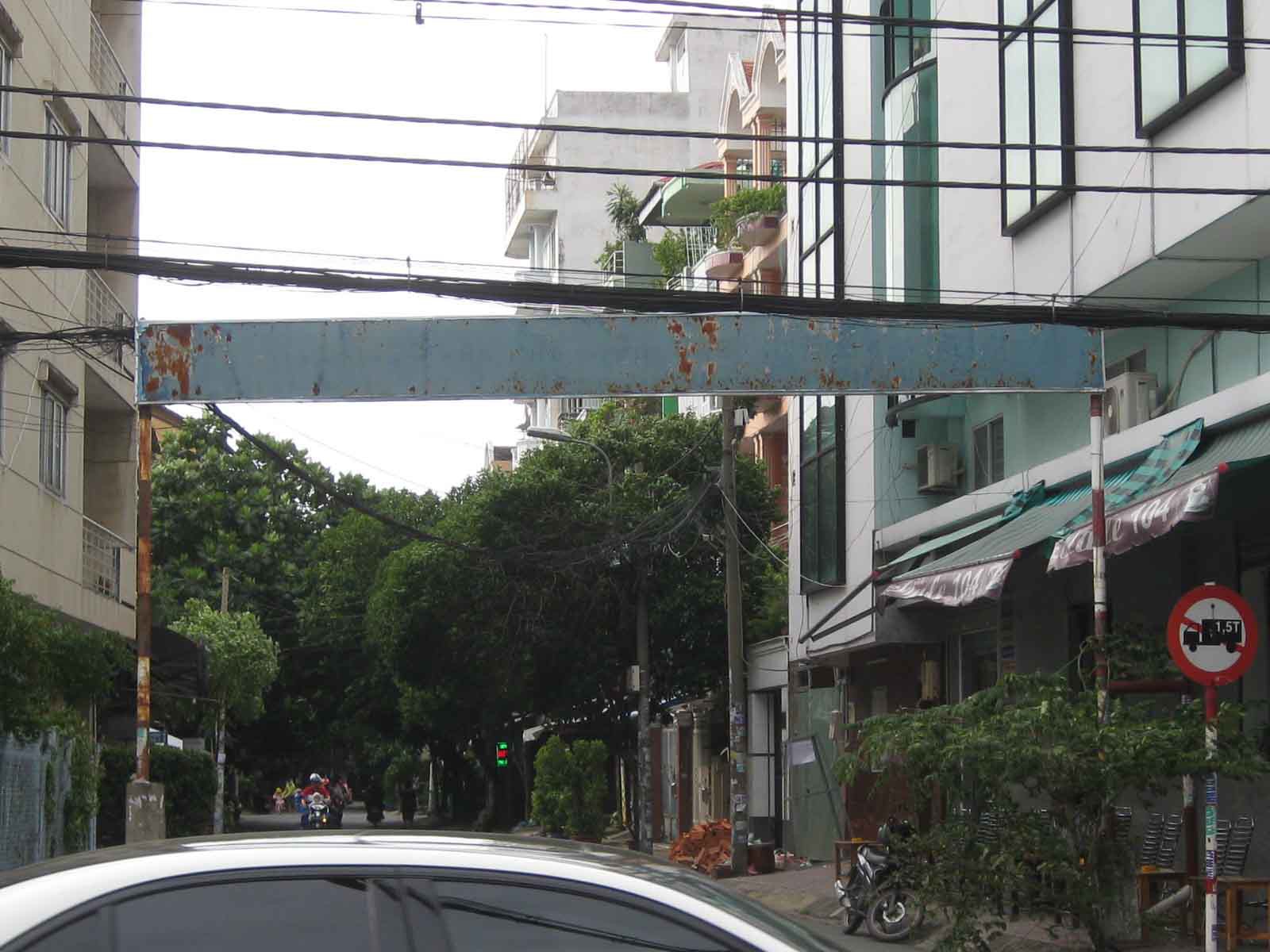 Bảng hiệu khu phố nhếch nhác