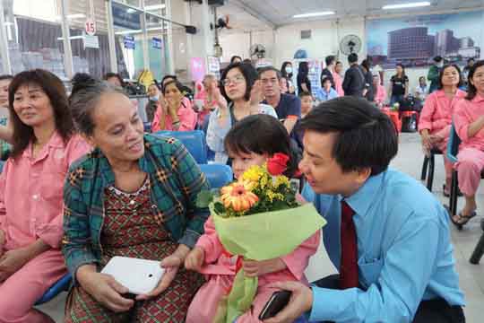 Bắt mạch bệnh v&ocirc; cảm: Đ&aacute;nh thức sự thiện lương - Ảnh 1.
