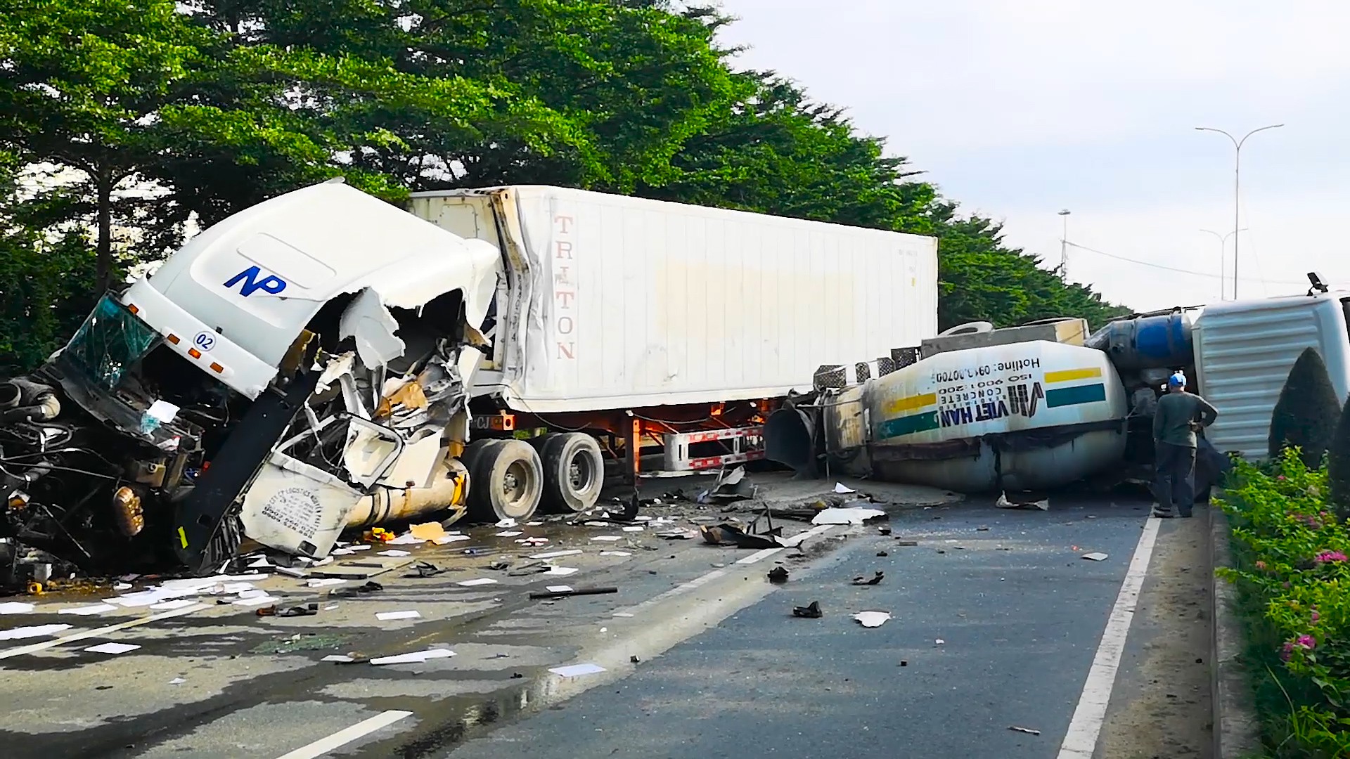 Xe đầu kéo và xe trộn bê tông bẹp dúm sau cú tông cùng chiều