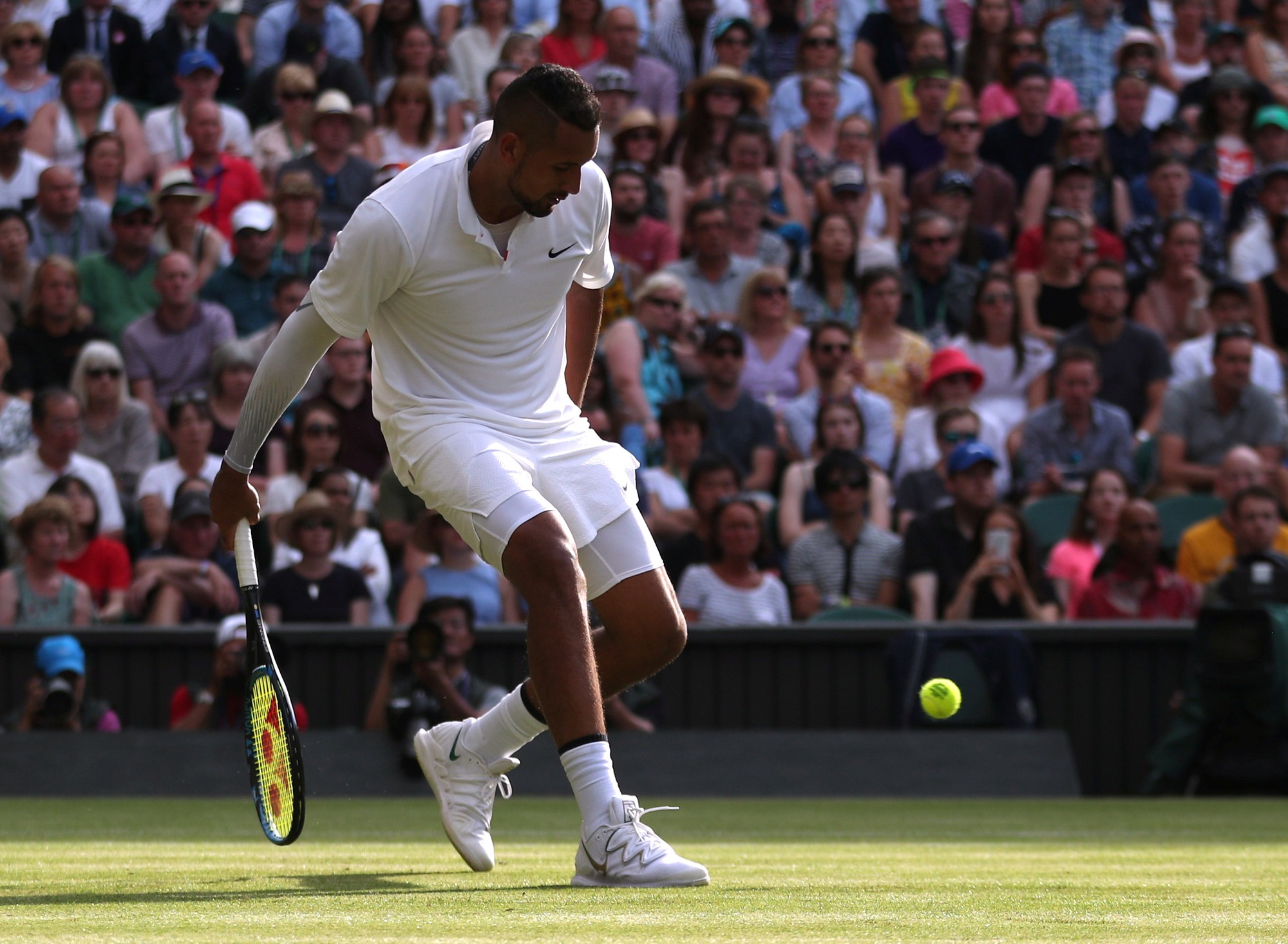 Clip Nadal bật cười vì cú giao bóng quái của Kyrgios - Ảnh 3.