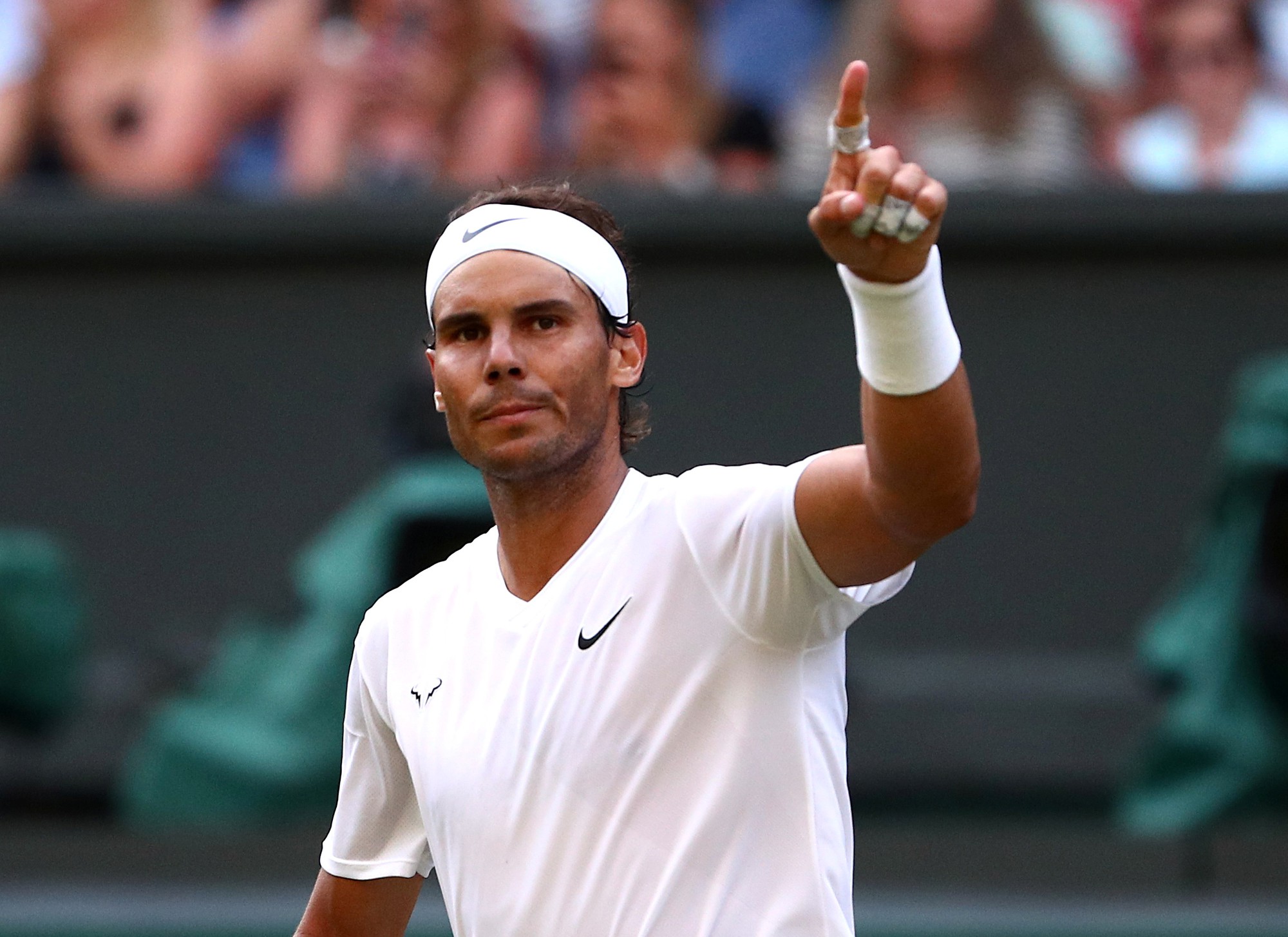 Clip Nadal bật cười vì cú giao bóng "quái" của Kyrgios