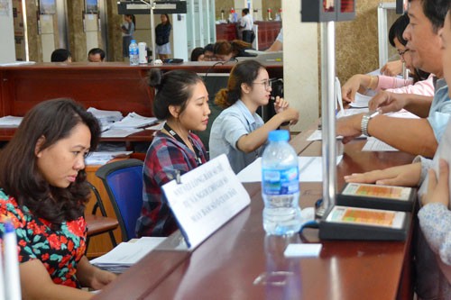Ngưng chi thu nhập tăng thêm để đánh giá lại cán bộ