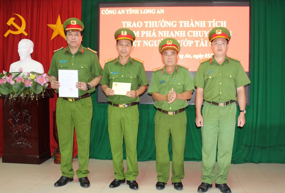 Thưởng nóng cho Ban chuyên án điều tra nghi can sát hại người đầu bếp ở Long An