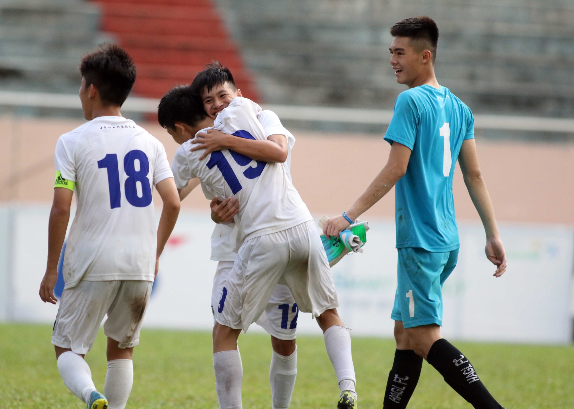 Tưởng bị loại, U17 HAGL lách khe cửa hẹp vào bán kết