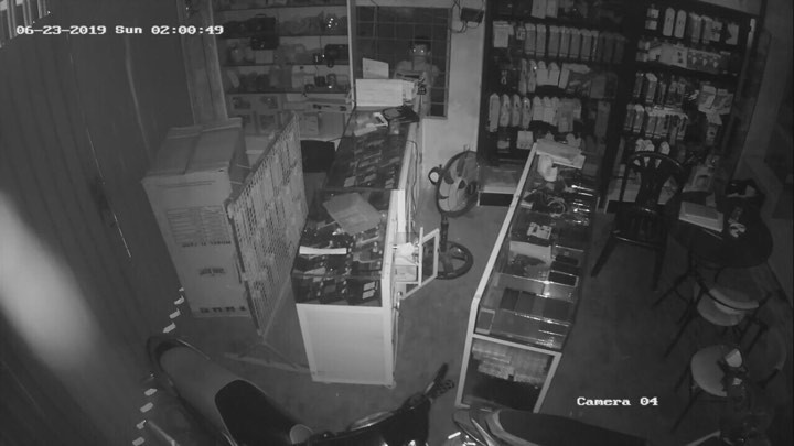 Bắt kẻ dỡ m&aacute;i t&ocirc;n, trộm 69 điện thoại trị gi&aacute; hơn 300 triệu đồng - Ảnh 2.