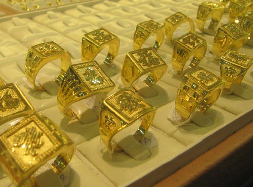Cả v&agrave;ng SJC v&agrave; USD đều rớt gi&aacute; mạnh - Ảnh 1.