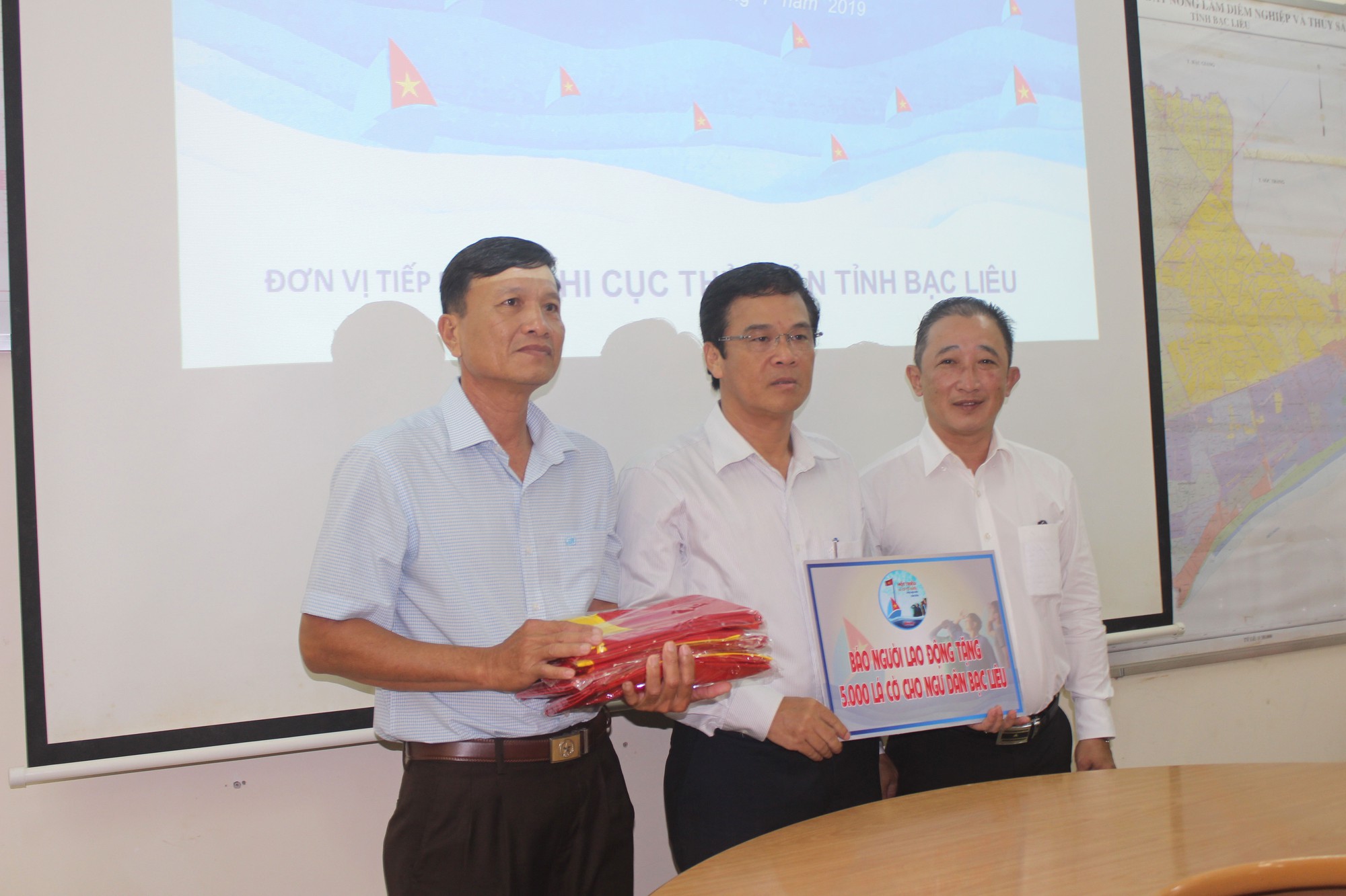 Chương trình "Một triệu lá cờ Tổ quốc cùng ngư dân bám biển": Tiếp tục trao 5.000 lá cờ Tổ quốc cho ngư dân Bạc Liêu
