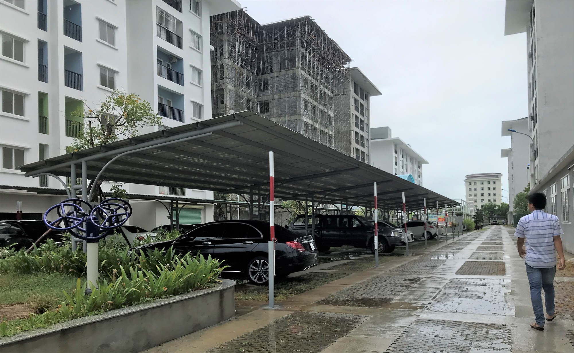 Chủ đầu tư chung cư thu nhập thấp chặt ch&eacute;m ph&iacute; giữ xe &ocirc; t&ocirc;? - Ảnh 2.