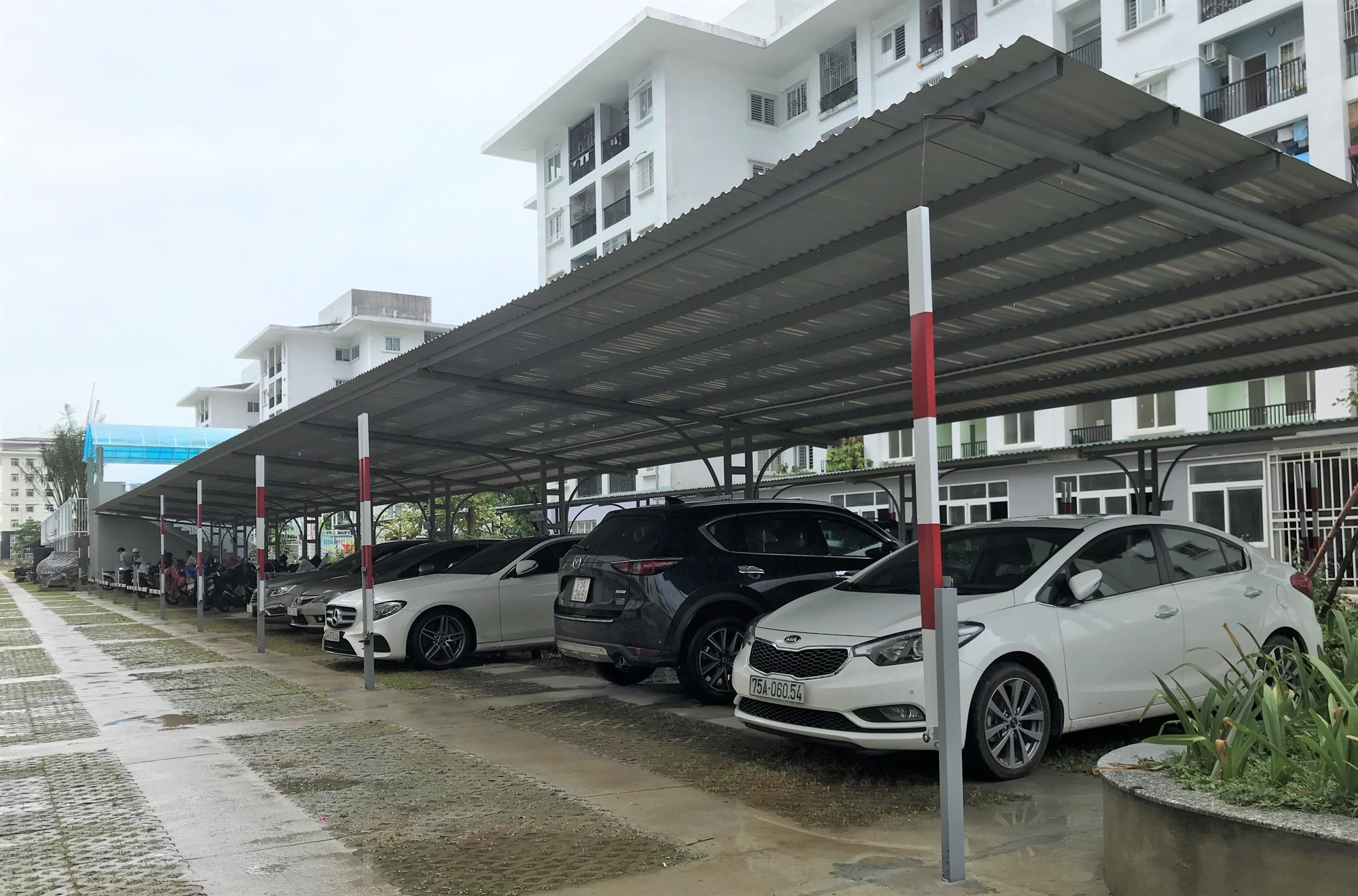 Vụ chung cư thu nhập thấp bị tố "chặt chém" giá giữ xe: Chỗ phạt, nơi không?