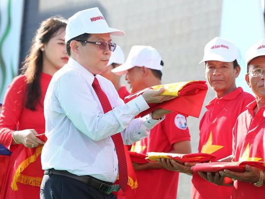 Th&ecirc;m 5.000 l&aacute; cờ Tổ quốc đến tay ngư d&acirc;n Bạc Li&ecirc;u - Ảnh 4.