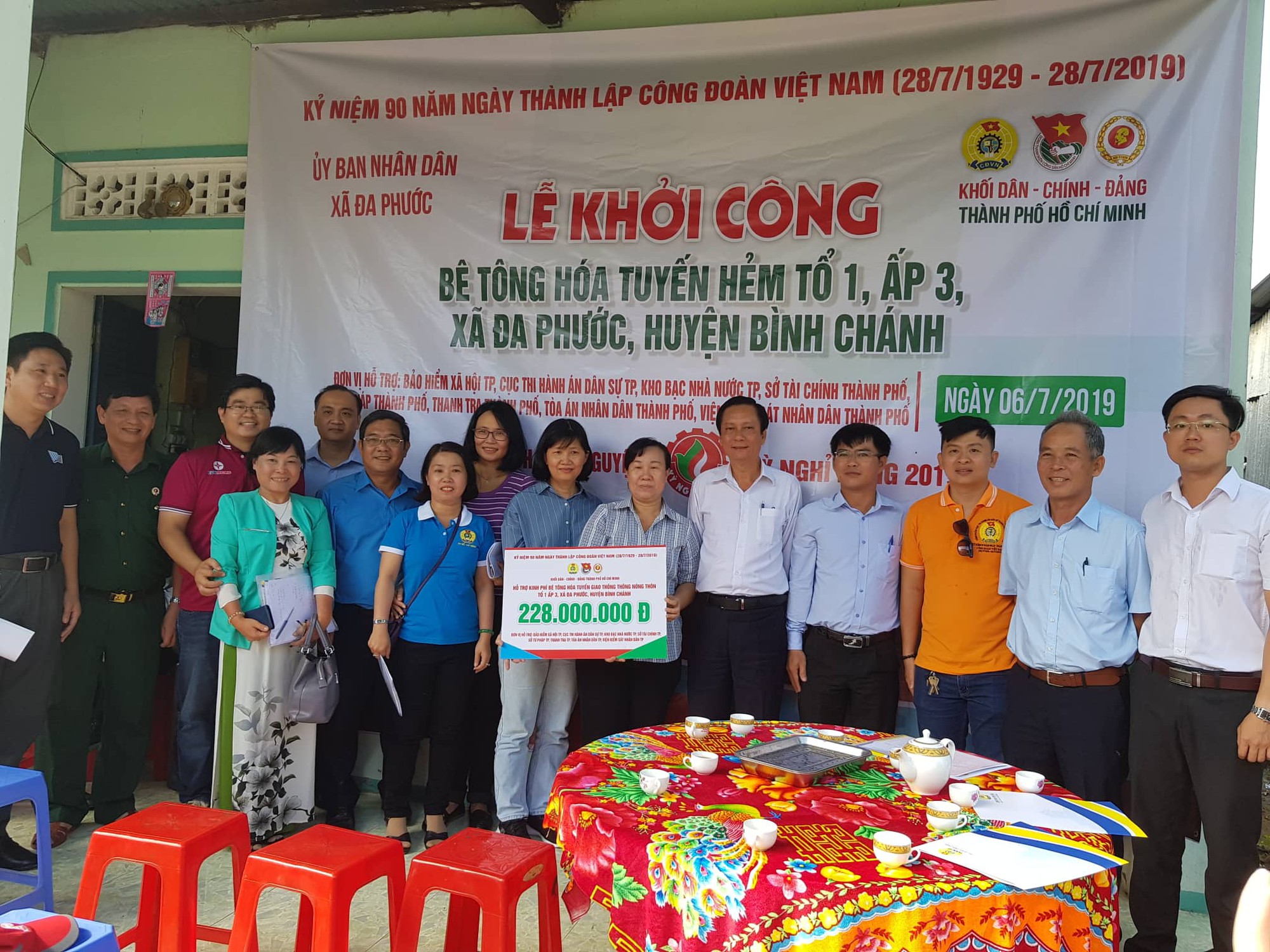 Khám bệnh, làm đường cho dân nghèo - Ảnh 1.