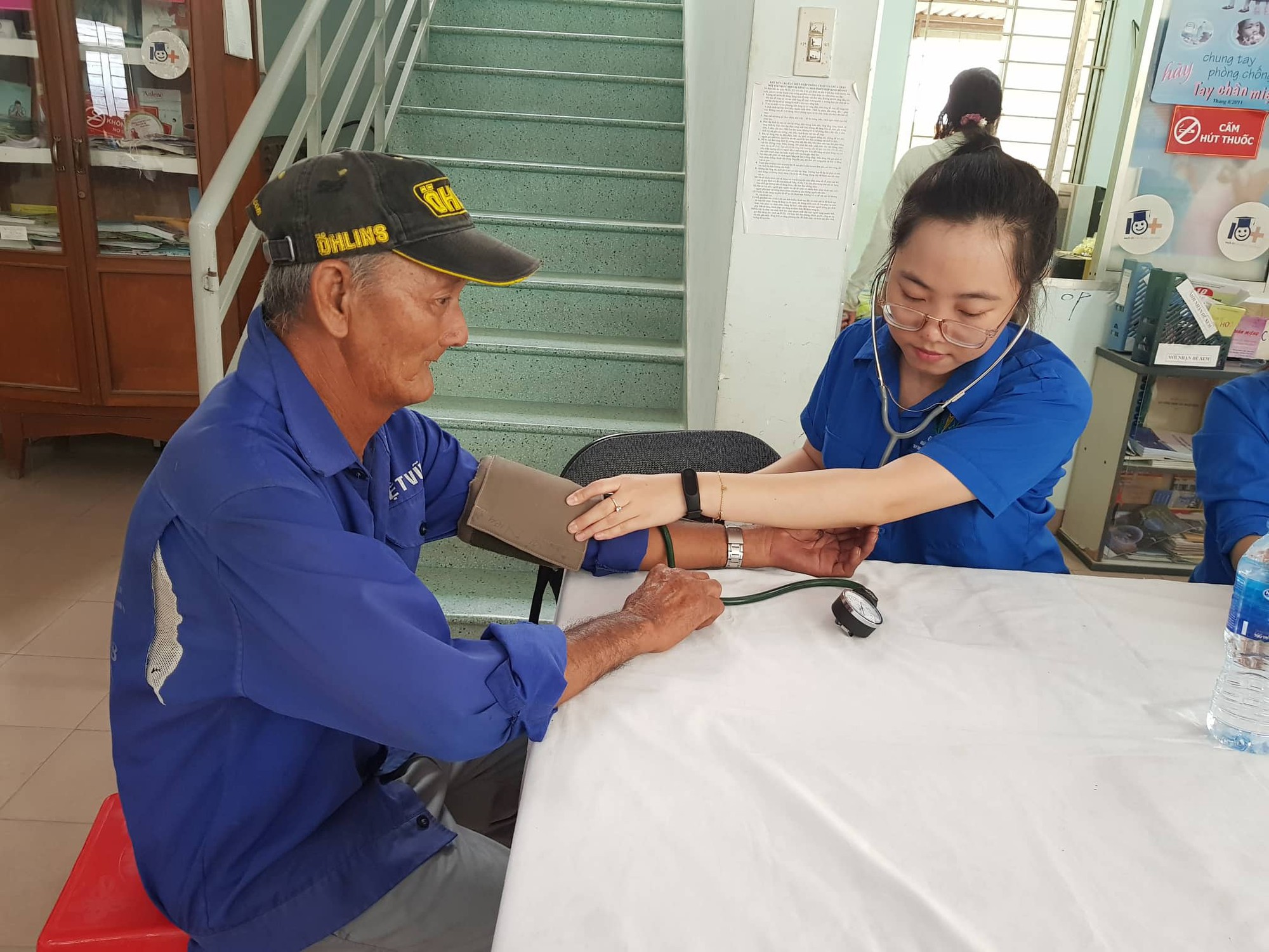 Khám bệnh, làm đường cho dân nghèo - Ảnh 2.