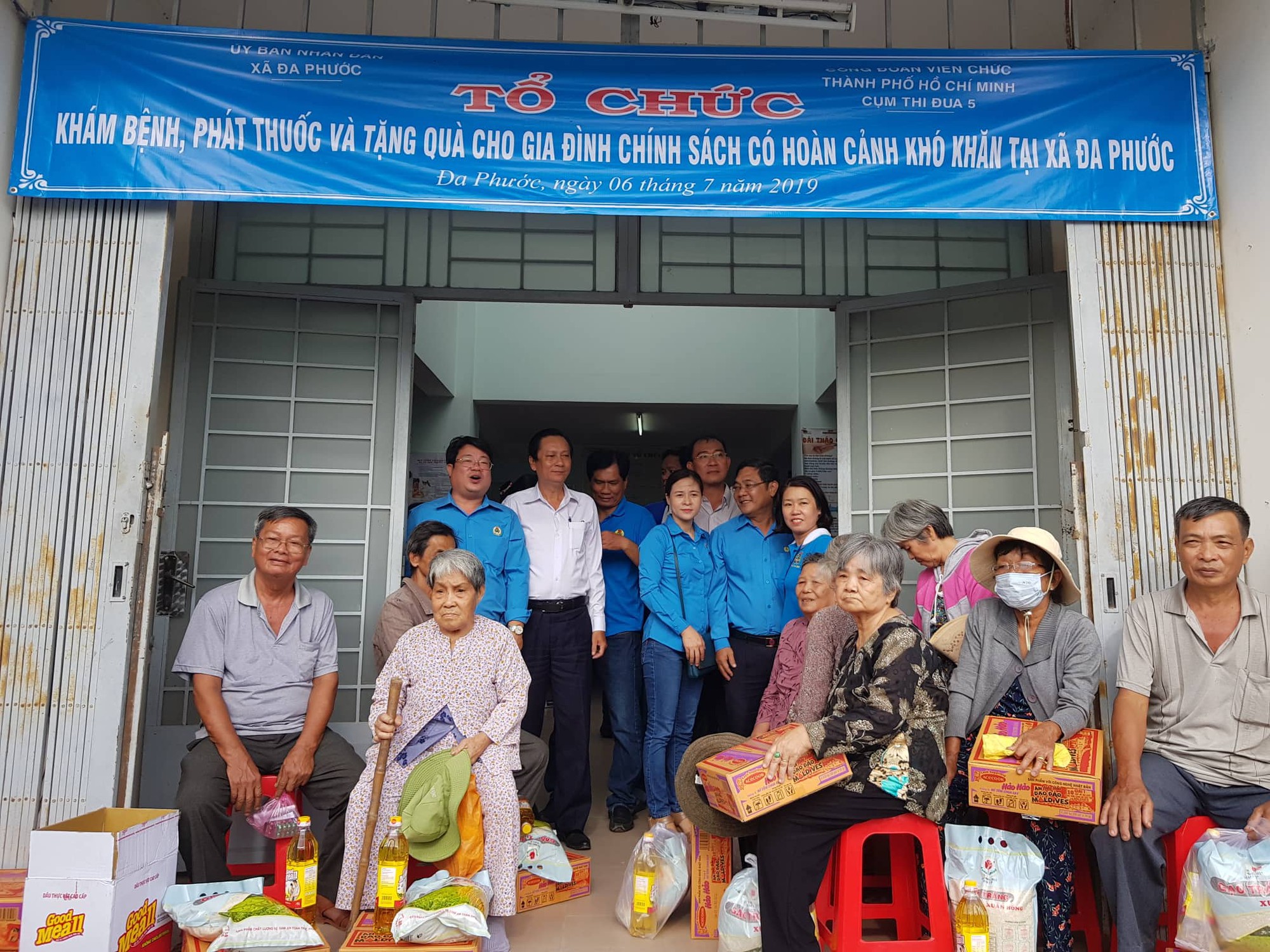 Khám bệnh, làm đường cho dân nghèo - Ảnh 3.