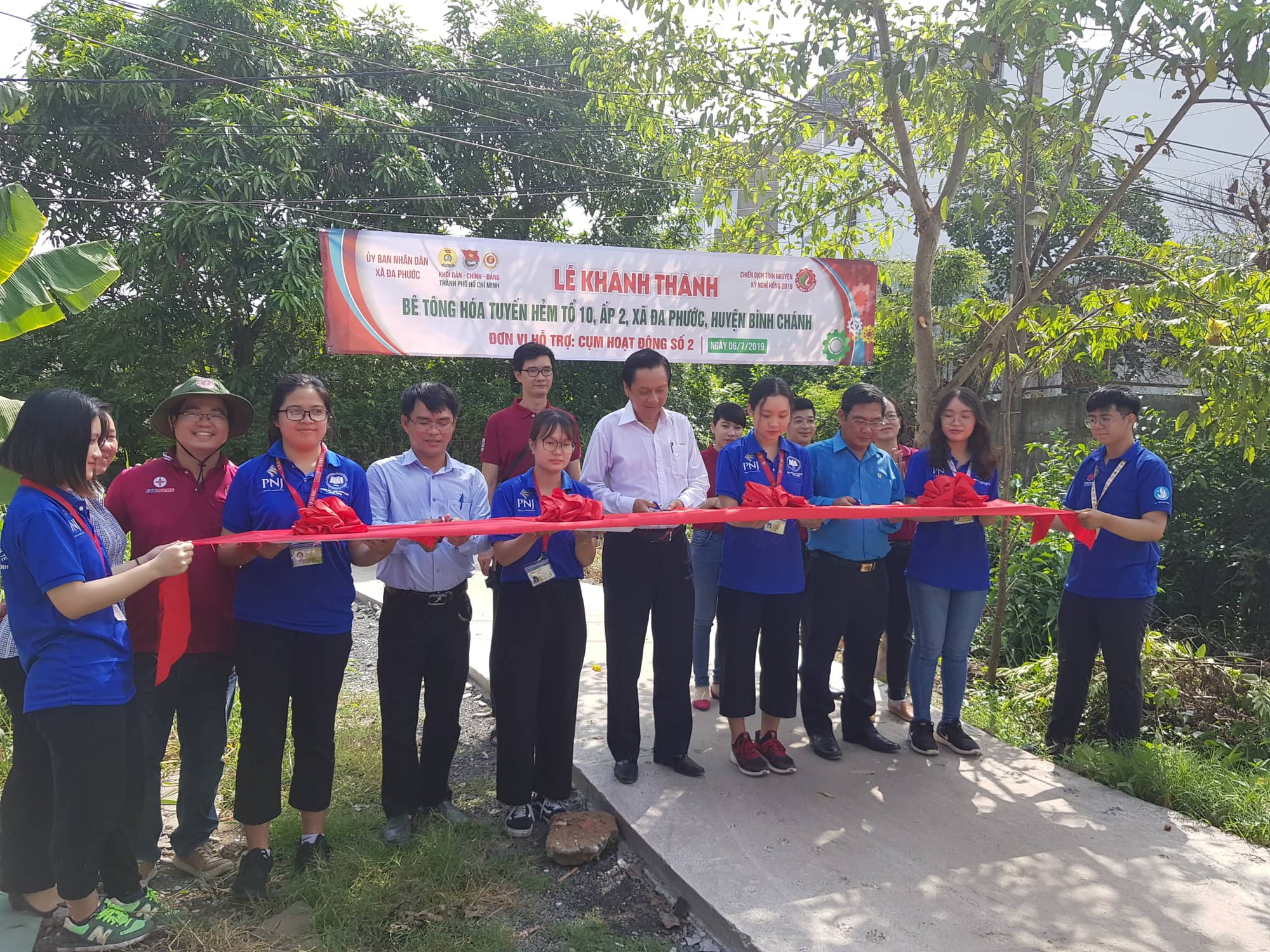 Khám bệnh, làm đường cho dân nghèo