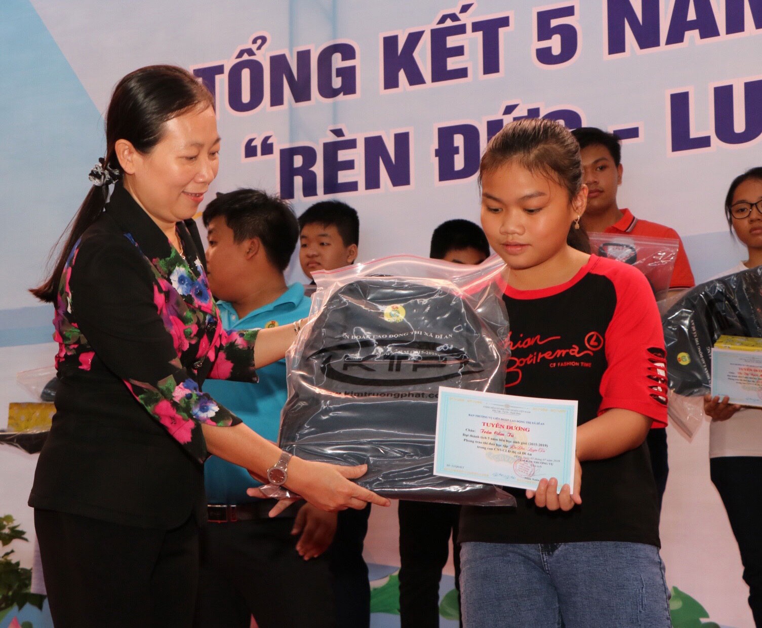 BÌNH DƯƠNG: Tuyên dương con đoàn viên và người lao động