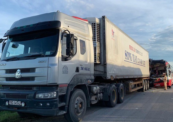 Xe kh&aacute;ch t&ocirc;ng xe container 15 người thương vong: Sau tiếng rầm thấy nhiều người bị thương la h&eacute;t - Ảnh 3.