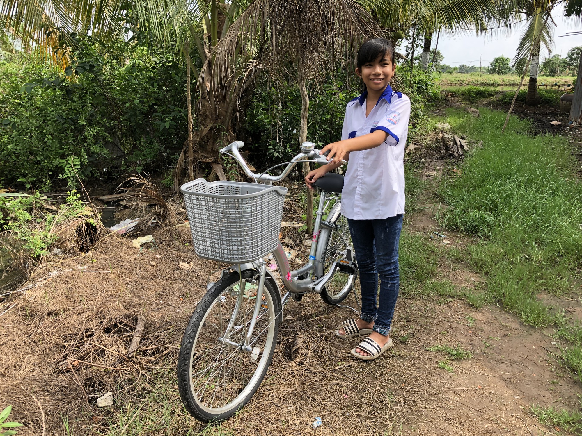 B&eacute; g&aacute;i v&agrave; cha kh&oacute;c nghẹn khi được trao nh&agrave; mới - Ảnh 4.