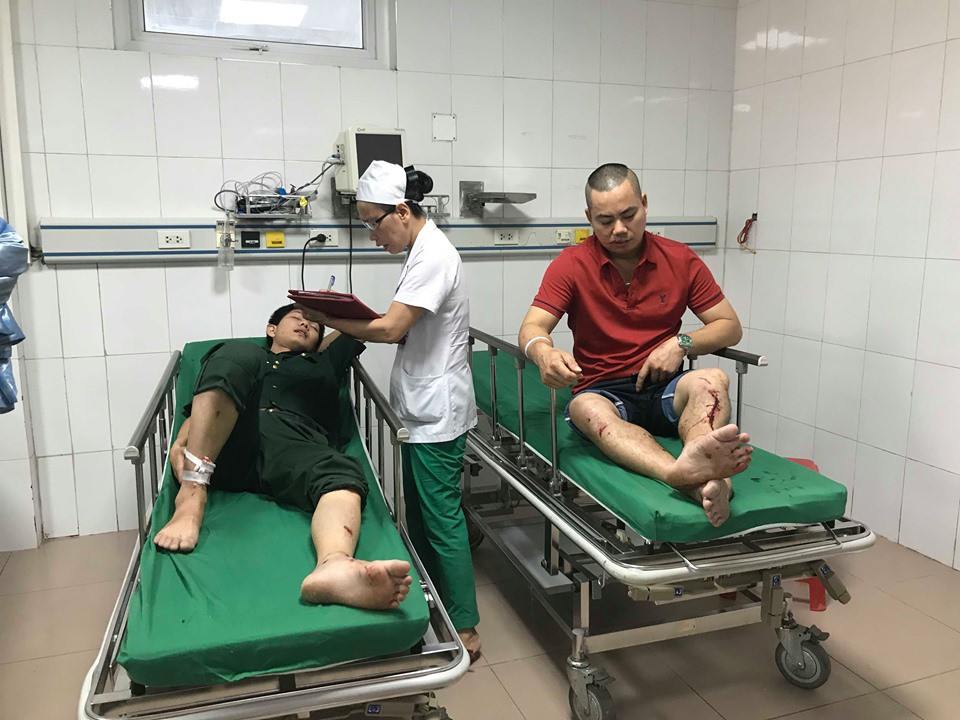Xe kh&aacute;ch t&ocirc;ng xe container 15 người thương vong: Sau tiếng rầm thấy nhiều người bị thương la h&eacute;t - Ảnh 2.