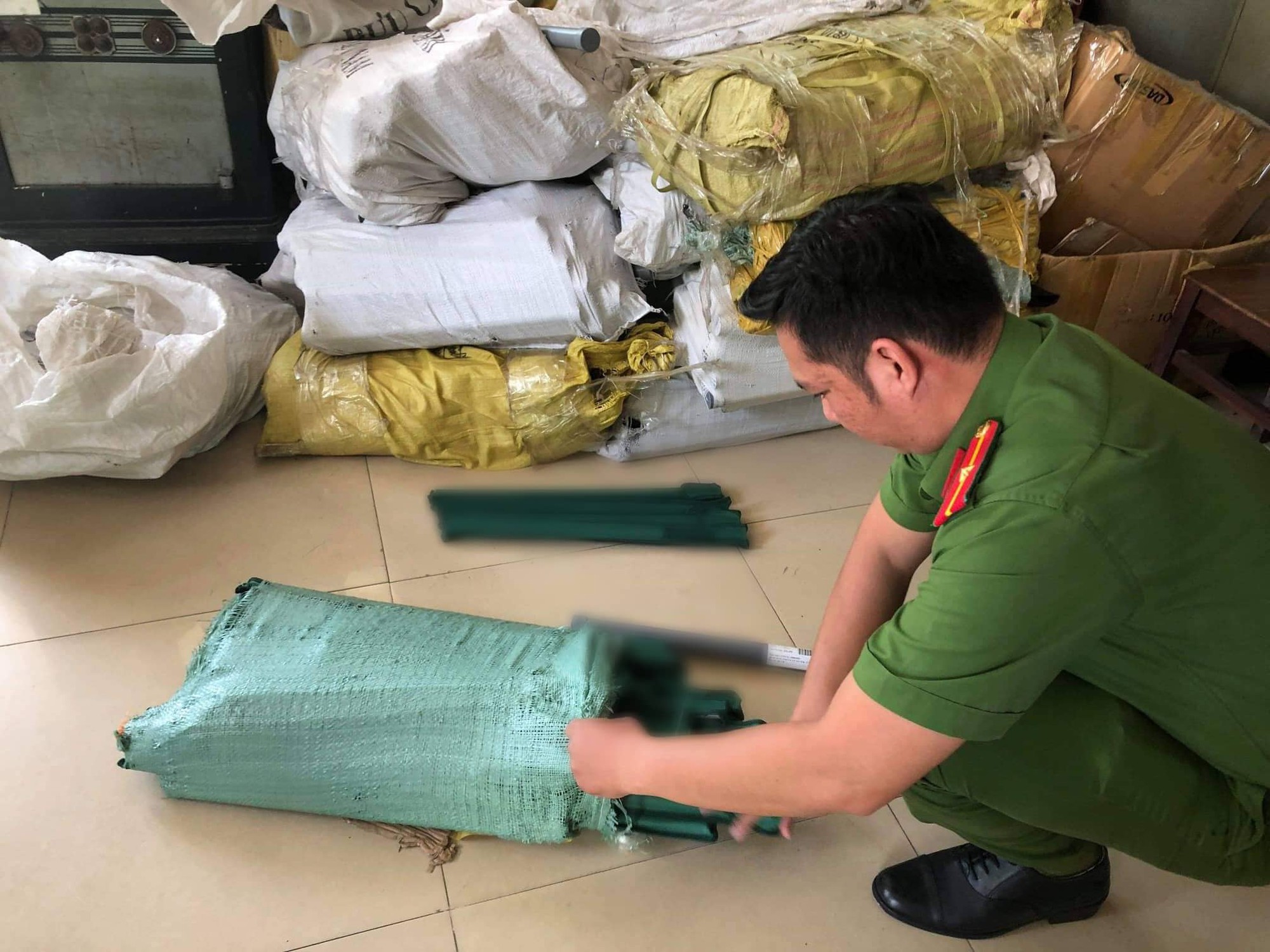 Bắt nhóm nhập "hàng nóng" nguy hiểm của Trung Quốc về TP HCM tiêu thụ