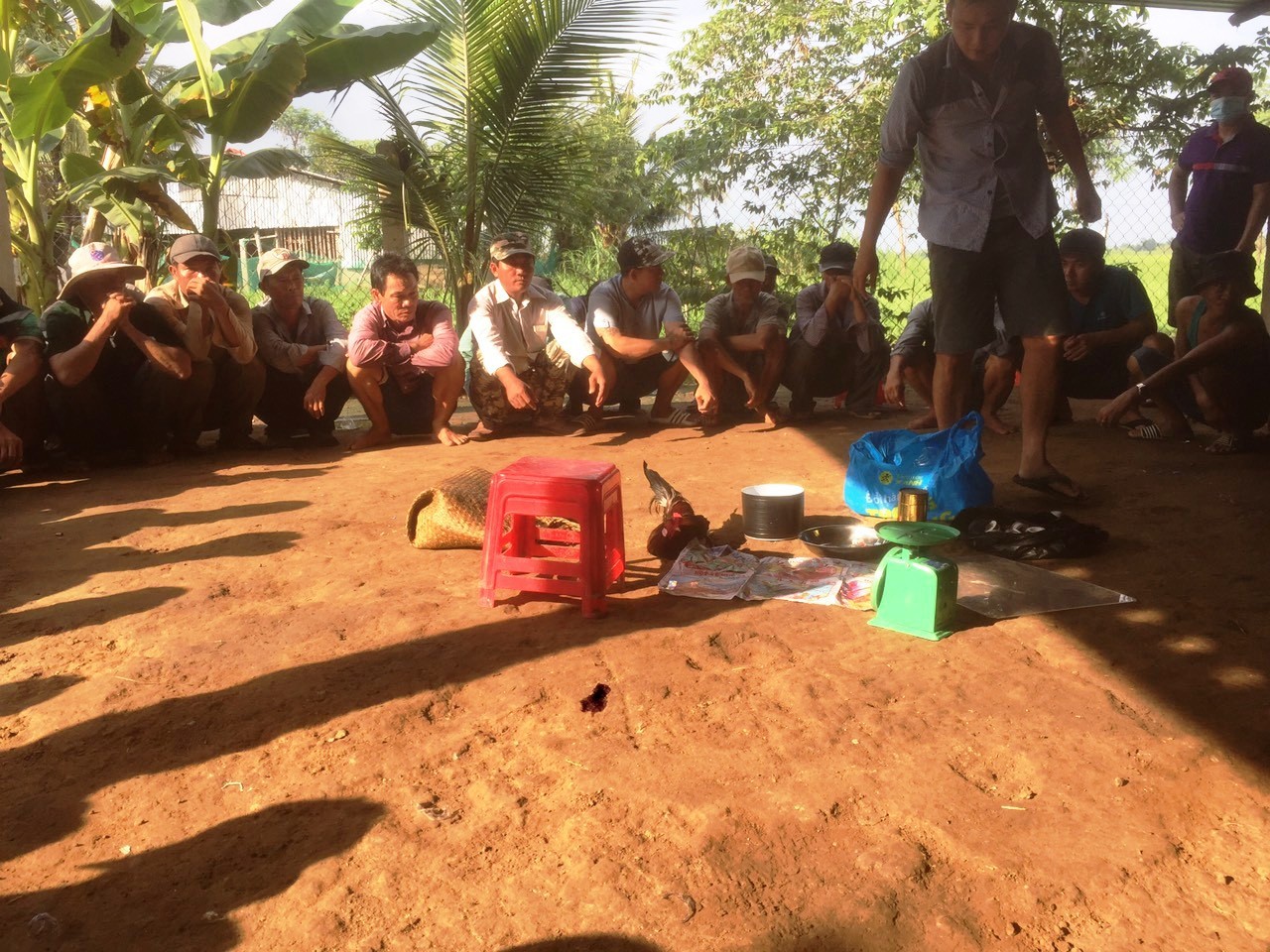 Phá trường gà, lắc bầu cua - Ảnh 1.