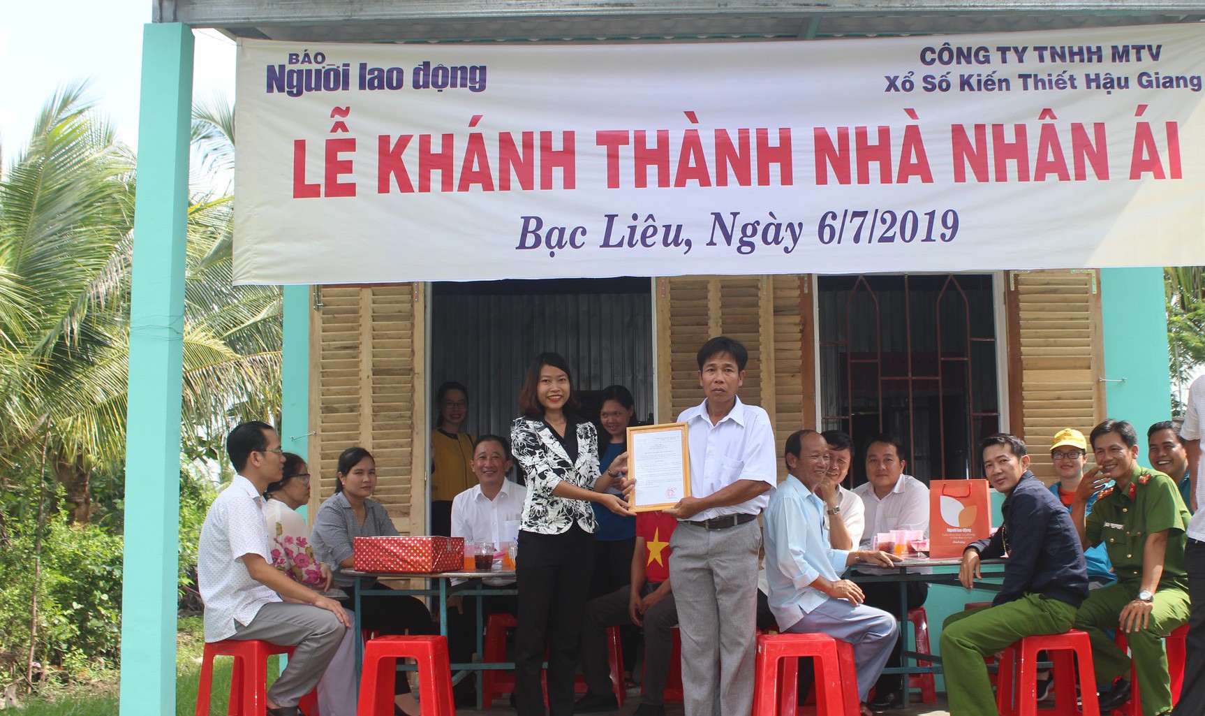 B&eacute; g&aacute;i v&agrave; cha kh&oacute;c nghẹn khi được trao nh&agrave; mới - Ảnh 2.