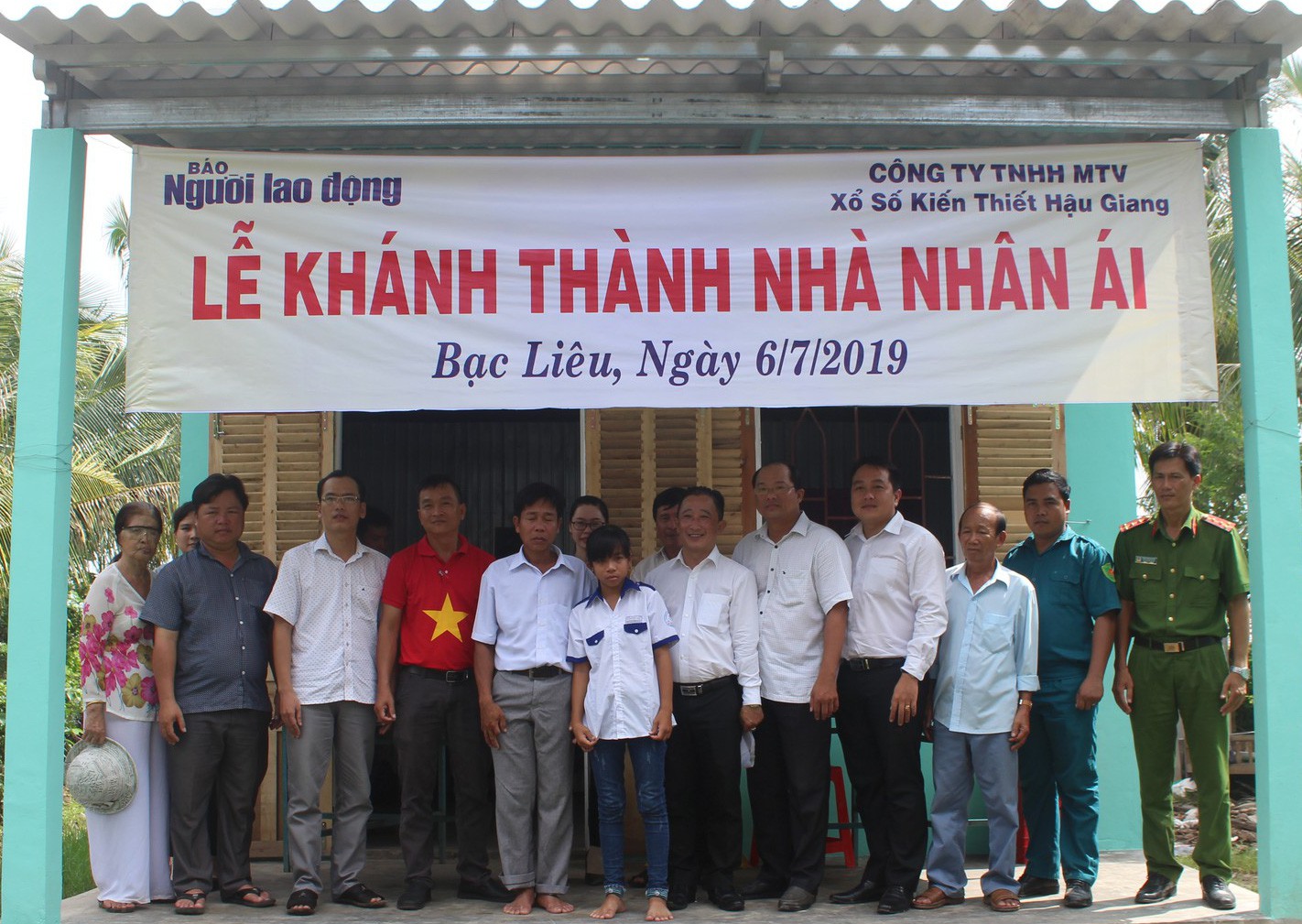 B&eacute; g&aacute;i v&agrave; cha kh&oacute;c nghẹn khi được trao nh&agrave; mới - Ảnh 11.