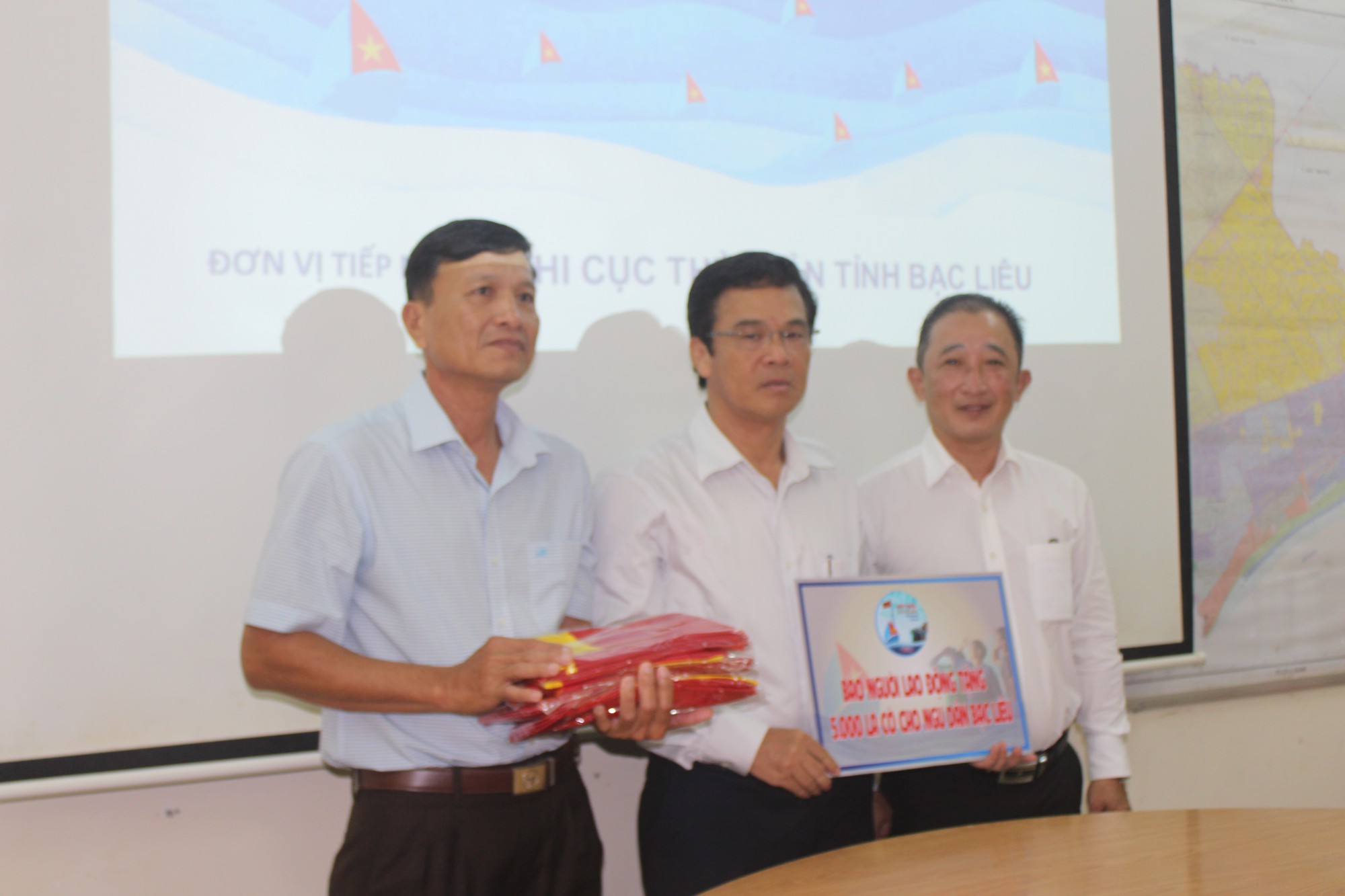 Thêm 5.000 lá cờ Tổ quốc đến tay ngư dân Bạc Liêu
