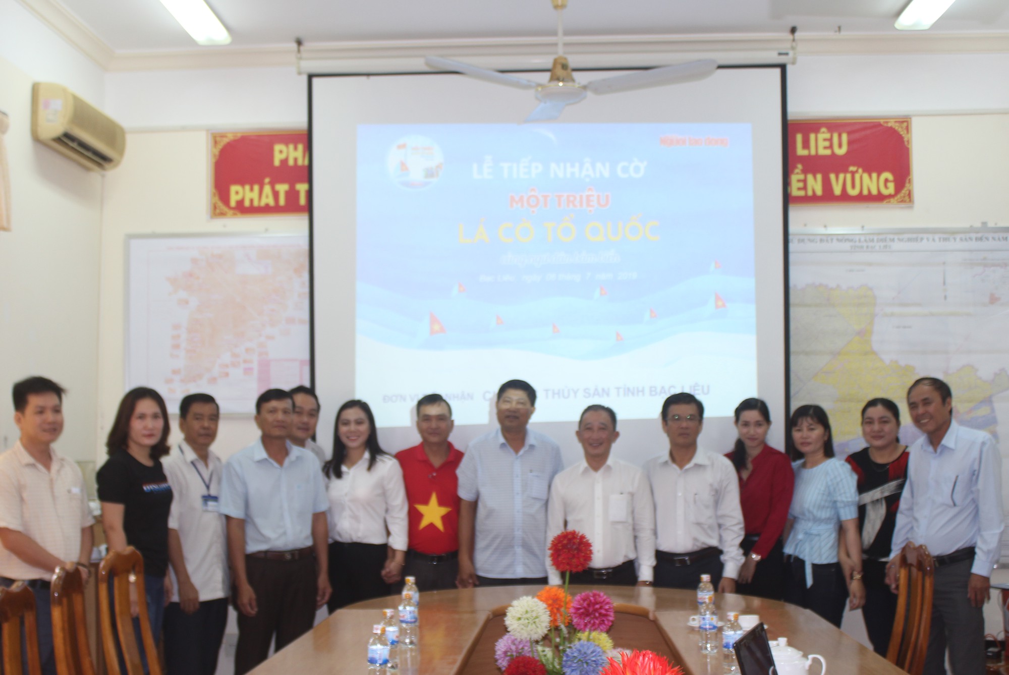 Th&ecirc;m 5.000 l&aacute; cờ Tổ quốc đến tay ngư d&acirc;n Bạc Li&ecirc;u - Ảnh 2.