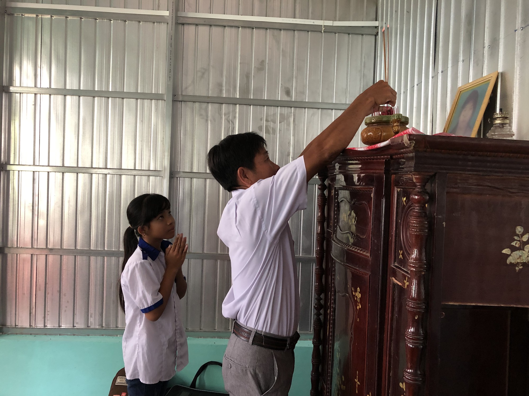 B&eacute; g&aacute;i v&agrave; cha kh&oacute;c nghẹn khi được trao nh&agrave; mới - Ảnh 10.