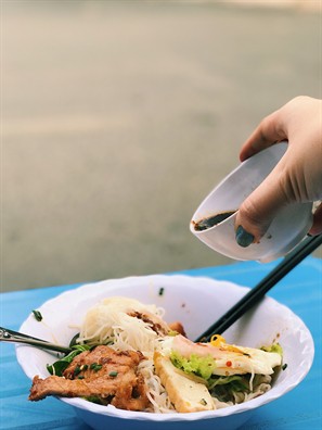 B&uacute;n x&igrave; dầu, m&oacute;n ăn ngỡ bị l&atilde;ng qu&ecirc;n nhưng vẫn c&ograve;n tồn tại ở S&agrave;i G&ograve;n - Ảnh 3.