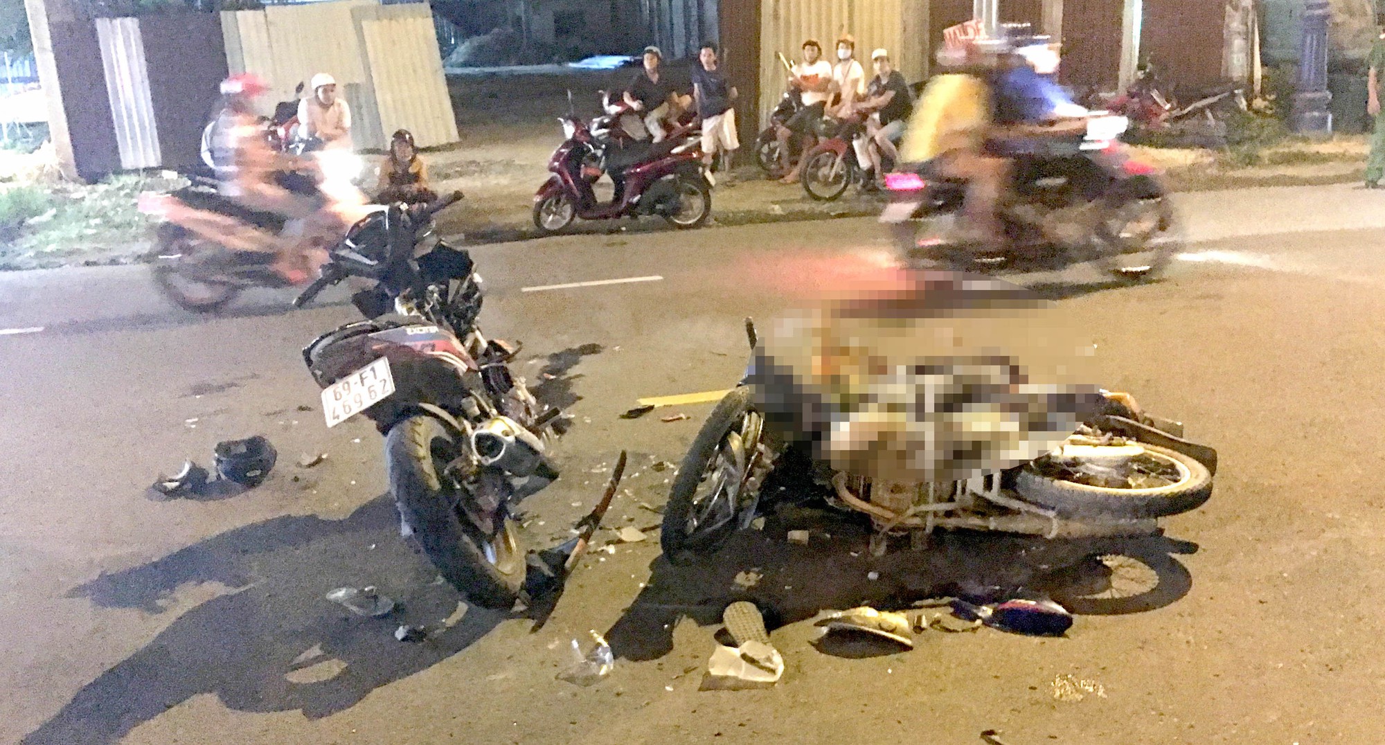Xe máy tông nhau kinh hoàng ở TP HCM, 2 người thương vong