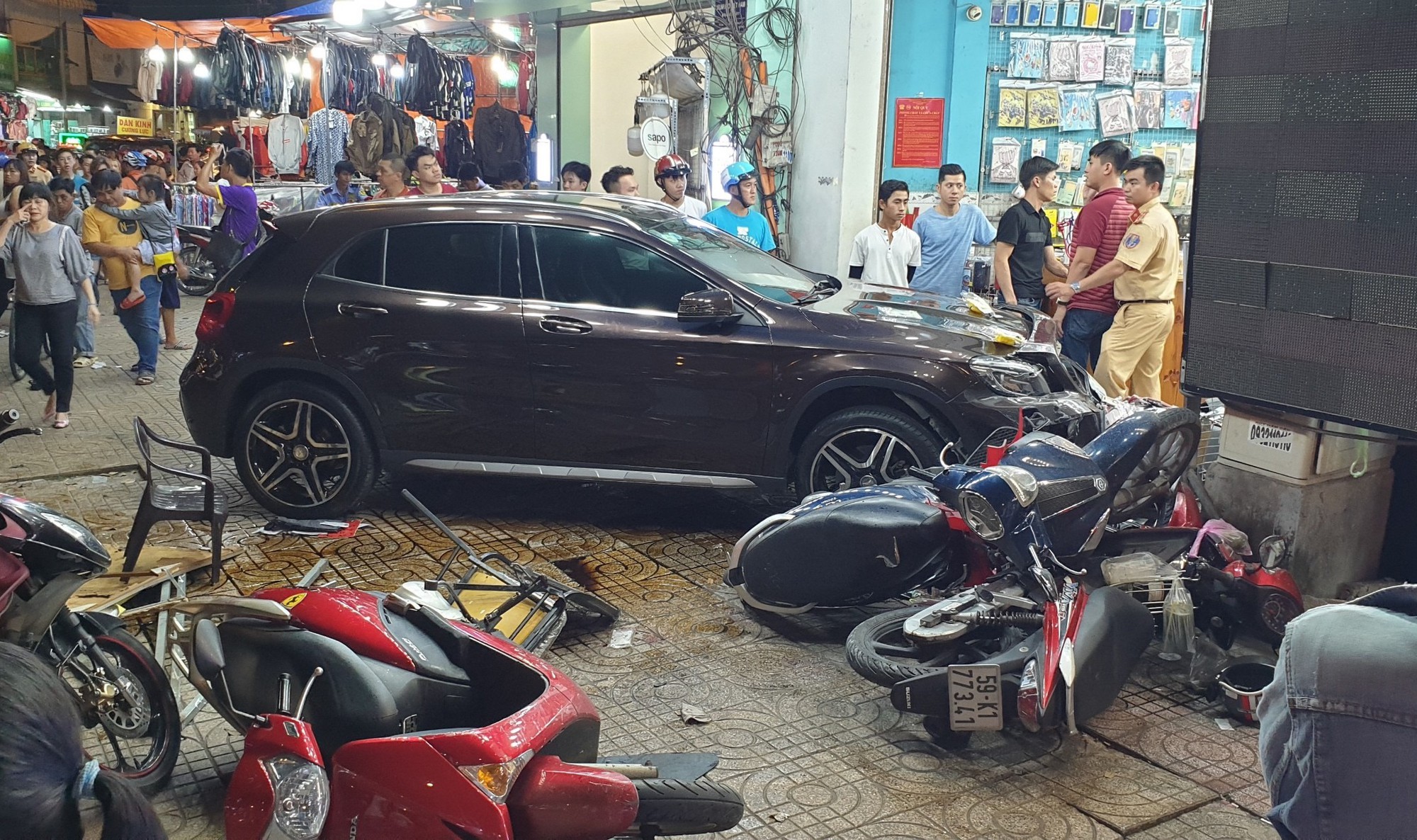 TP HCM: Ôtô "điên" lao vào dòng xe máy, người, xe văng la liệt